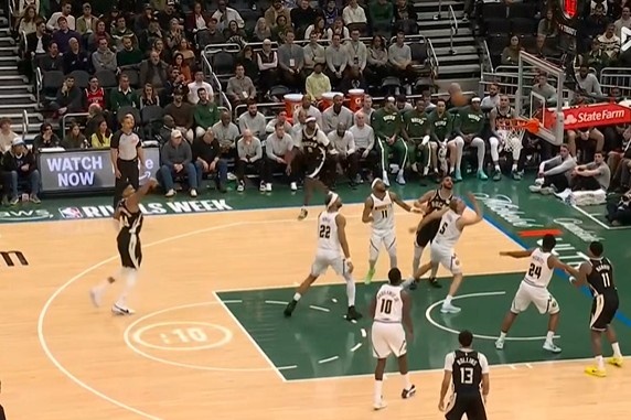 星空体育 China-你到底咋了？字母哥对抗金鸡独立后仰投出空气球