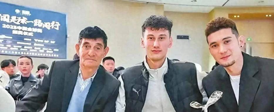 星空体育 China-拜合拉木哥哥:捡瓶子卖苞米,放